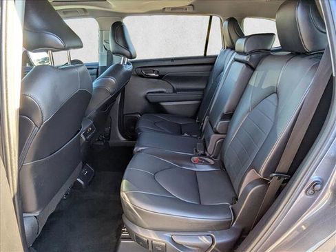 Used 2021 Toyota Highlander XLE image 15