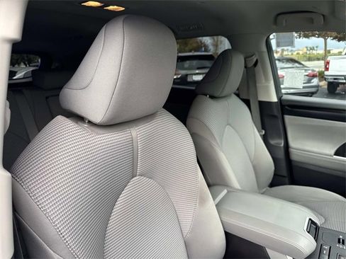Used 2022 Toyota Highlander L image 35