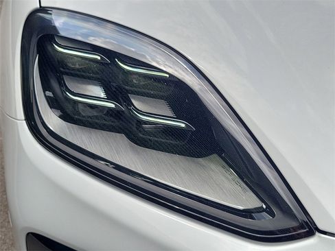 Used 2025 Porsche Cayenne Base image 15