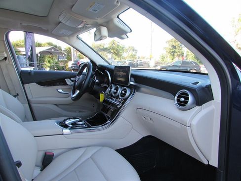 Used 2017 Mercedes-Benz GLC 300 4MATIC image 32