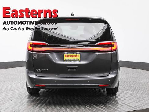 Used 2023 Chrysler Pacifica Touring-L FWD image 6