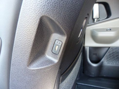 Used 2025 Kia Carnival EX FWD image 54