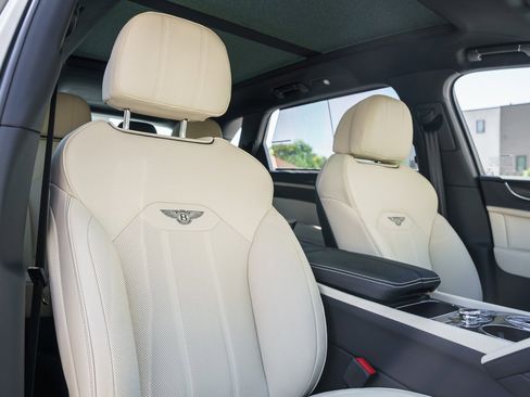 Used 2025 Bentley Bentayga Extended Wheelbase image 27