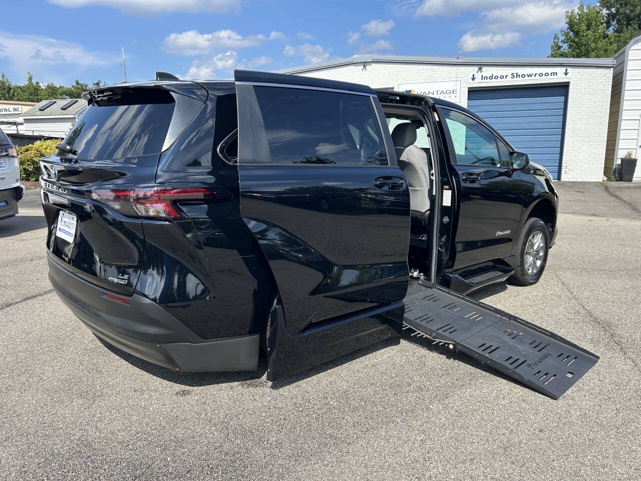 Used 2024 Toyota Sienna LE FWD image 2