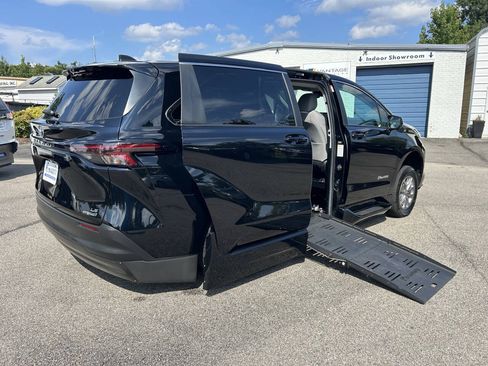 Used 2024 Toyota Sienna LE FWD image 2