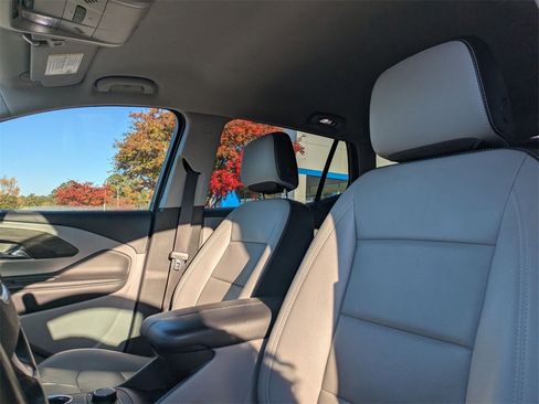 Used 2023 GMC Terrain SLT image 13