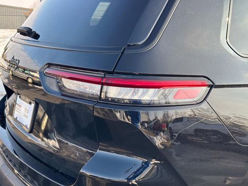 Used 2023 Jeep Grand Cherokee L Laredo image 12