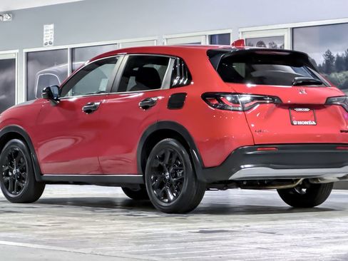 Used 2024 Honda HR-V Sport image 3