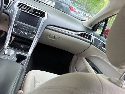 Used 2019 Ford Fusion SE image 30