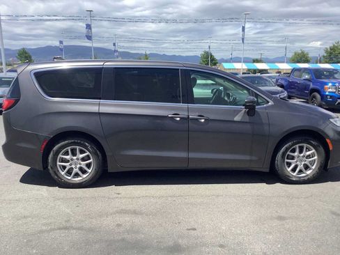 Used 2023 Chrysler Pacifica Touring-L FWD image 7