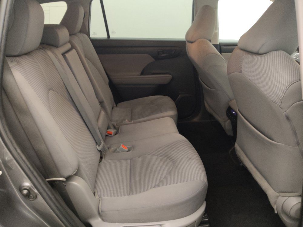 Used 2022 Toyota Highlander L FWD image 19