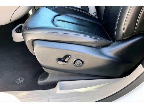 Certified 2024 Chrysler Pacifica Touring-L FWD image 29
