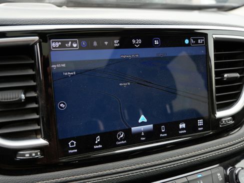 Used 2021 Chrysler Pacifica Limited w/ Uconnect Theater Family Group FWD image 36