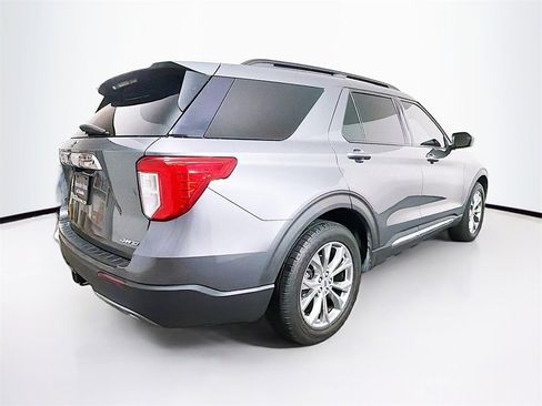 Used 2022 Ford Explorer XLT w/ Equipment Group 202A image 7