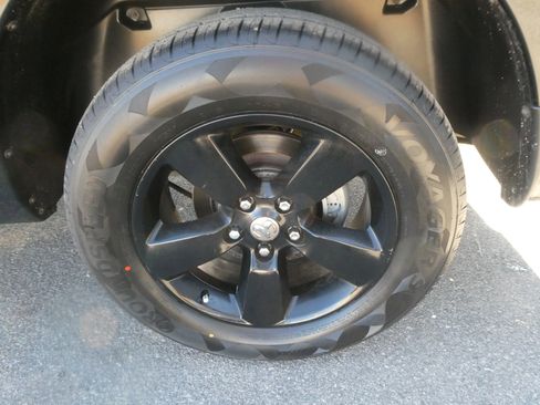 Used 2014 RAM 1500 Express image 25