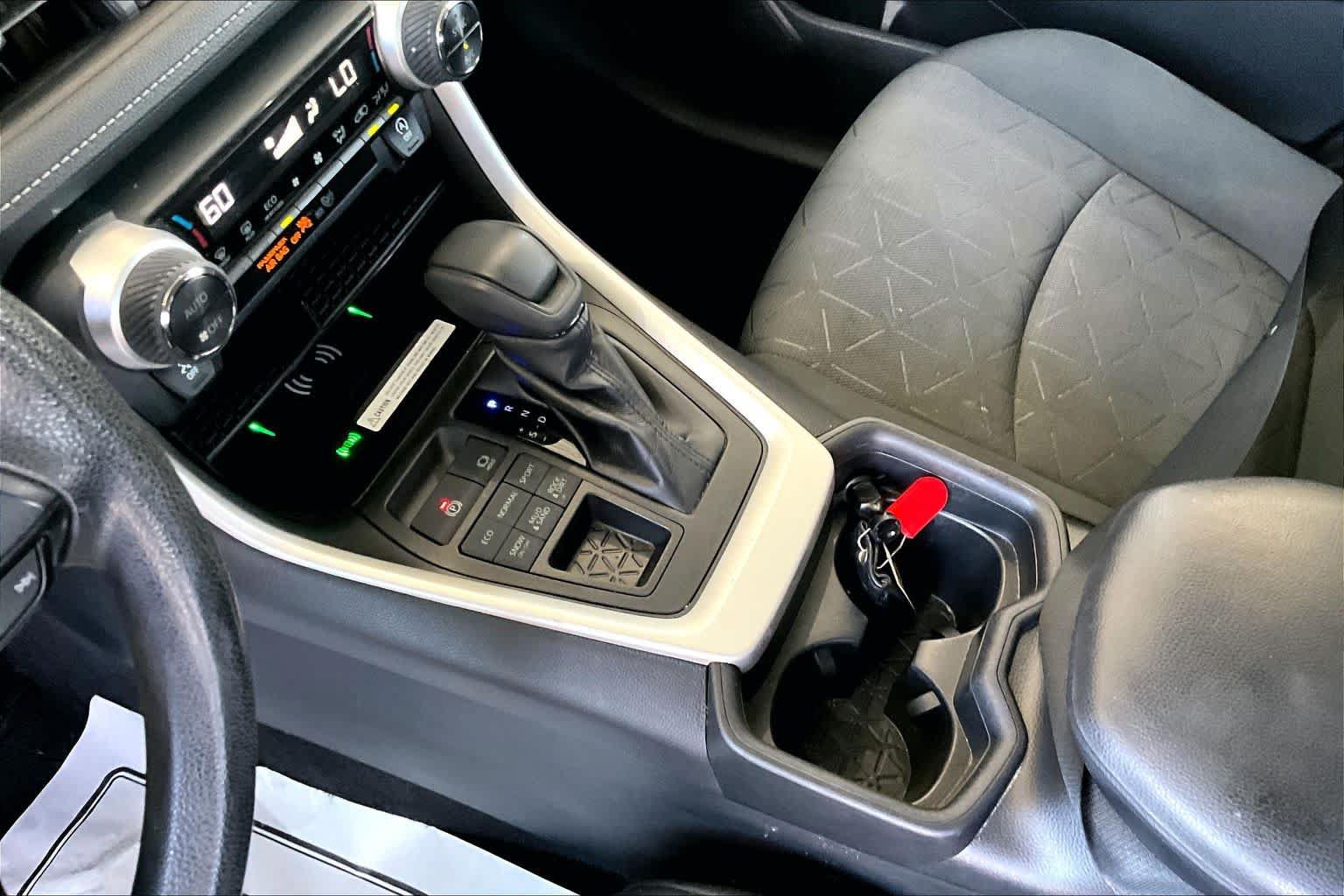 Used 2021 Toyota RAV4 XLE AWD/4WD image 16