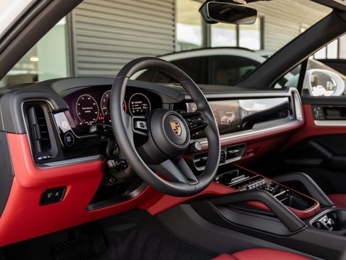 Certified 2025 Porsche Cayenne AWD/4WD image 4