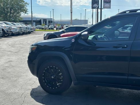 Used 2019 Jeep Cherokee Trailhawk AWD/4WD image 6