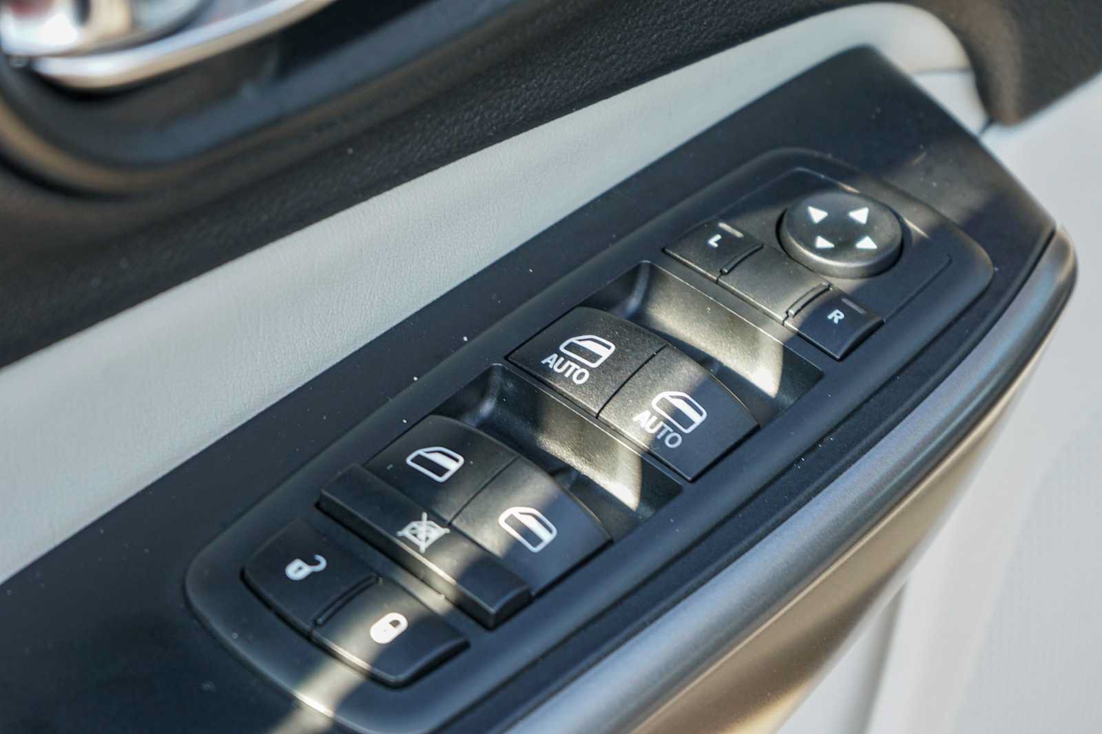 Used 2020 Jeep Cherokee Limited FWD image 18