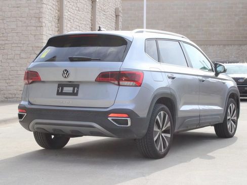 Used 2024 Volkswagen Taos SE image 3