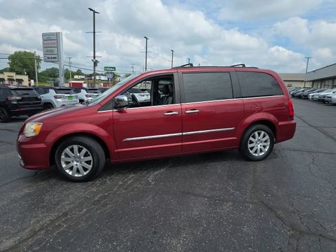 Used 2012 Chrysler Town & Country Touring-L w/ Entertainment Group #2 FWD image 3
