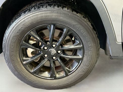 Used 2023 Jeep Cherokee Altitude Lux image 30