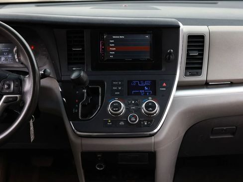 Used 2015 Toyota Sienna LE image 36