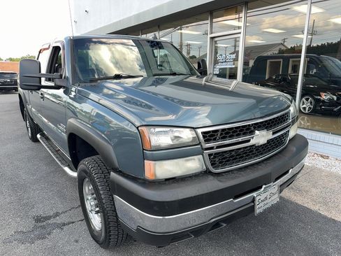 Used 2007 Chevrolet Silverado 2500 LT w/ Heavy-Duty Power Package AWD/4WD image 2