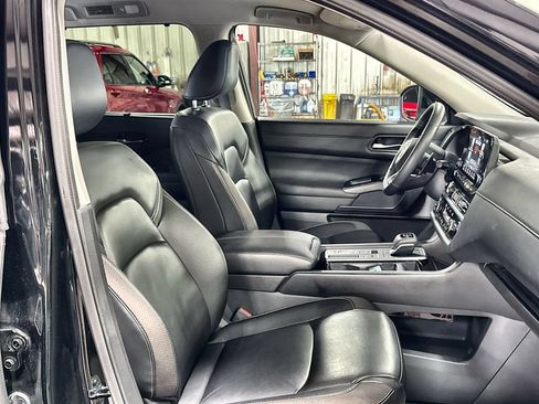 Used 2025 Nissan Pathfinder SL FWD image 32