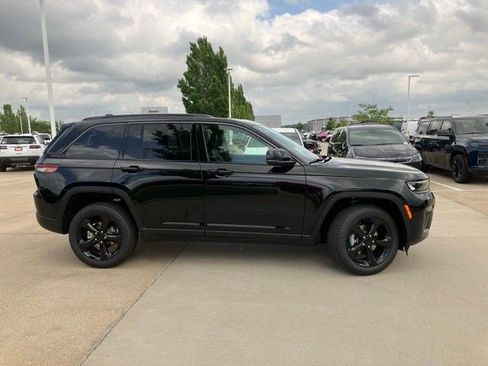 New 2026 Jeep Grand Cherokee Limited w/ Limited Altitude Package AWD/4WD image 5