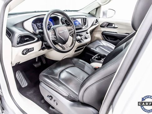 Used 2020 Chrysler Pacifica Touring-L image 28