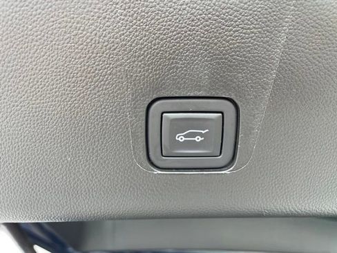 Used 2023 Chevrolet Traverse LT FWD image 42