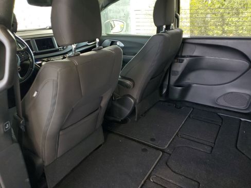 Used 2019 Chrysler Pacifica Touring Plus w/ S Appearance Package FWD image 10