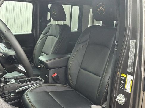 Used 2025 Jeep Wrangler Unlimited Sahara w/ Safety Group AWD/4WD image 31