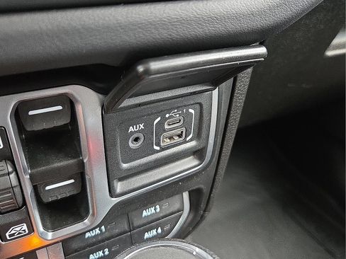 Used 2025 Jeep Gladiator Mojave w/ Convenience Group AWD/4WD image 21
