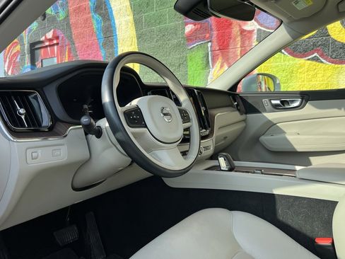 Used 2022 Volvo XC60 B5 Momentum w/ Climate Package image 2