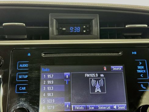 Used 2018 Toyota Corolla LE FWD image 14