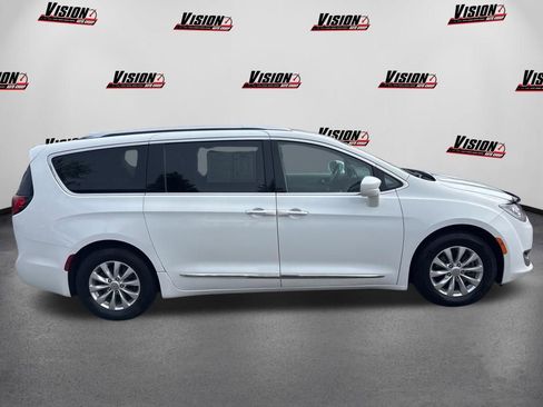 Used 2018 Chrysler Pacifica Touring-L FWD image 4