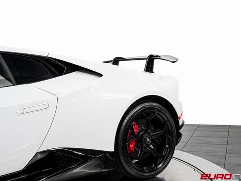 Used 2018 Lamborghini Huracan Performante image 16