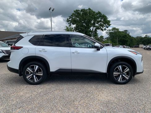 Used 2025 Nissan Rogue SL FWD image 2