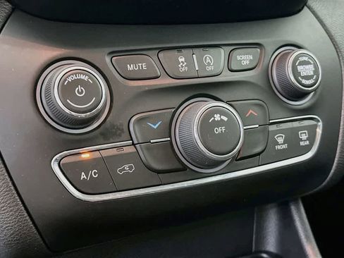 Used 2020 Jeep Cherokee Latitude FWD image 17