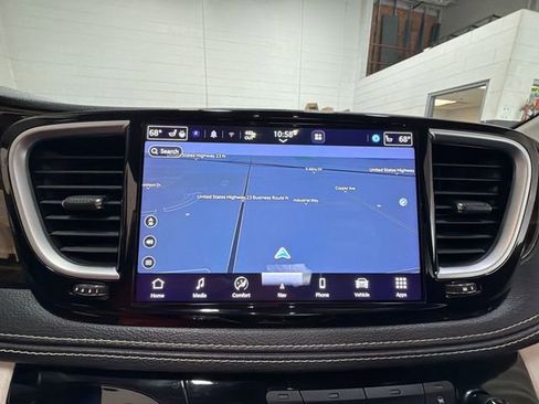Used 2023 Chrysler Pacifica Limited FWD image 18