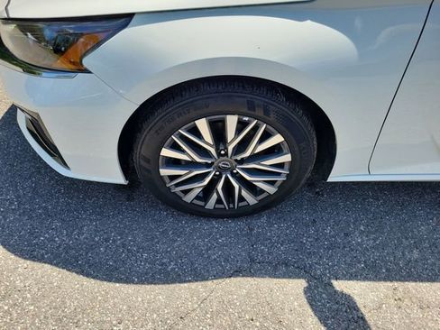 Used 2025 Nissan Altima 2.5 SV FWD image 5