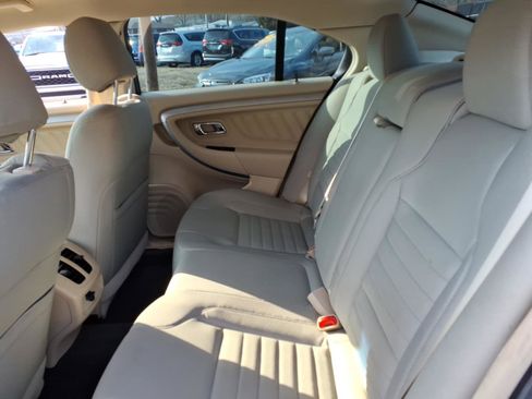 Used 2017 Ford Taurus SE image 7