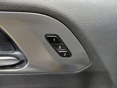 Used 2025 Chrysler Pacifica Select image 10