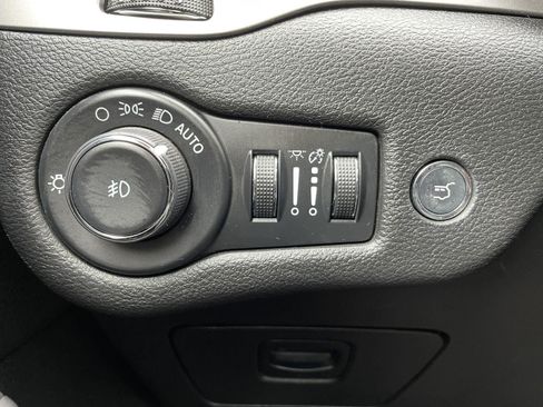 Certified 2021 Jeep Cherokee Latitude Lux 80th Anniv w/ Quick Order Package 26U 80TH FWD image 38