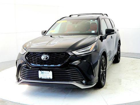 Used 2023 Toyota Highlander XSE image 2