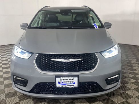 Used 2021 Chrysler Pacifica Touring-L w/ Uconnect Theater Family Group AWD/4WD image 7