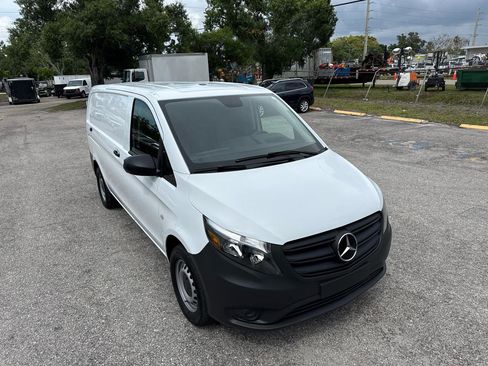 Used 2023 Mercedes-Benz Metris image 3