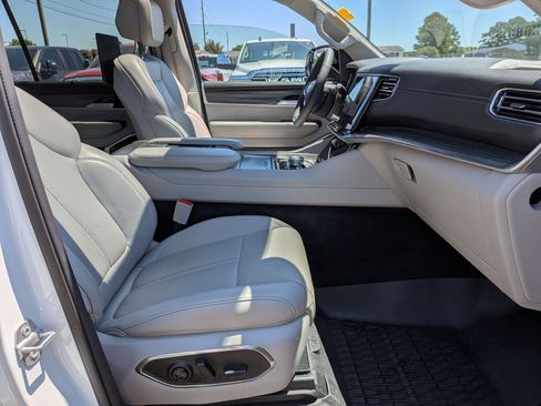 Used 2024 Jeep Wagoneer L Series III w/ Premium Group I AWD/4WD image 23